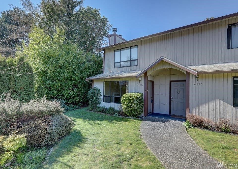A commuters delight near SeaTac Airport, Highway 99 and easy access to I-5.  This unit is in excellent condition and boasts updated lighting, white trim and 6-panel doors throughout.