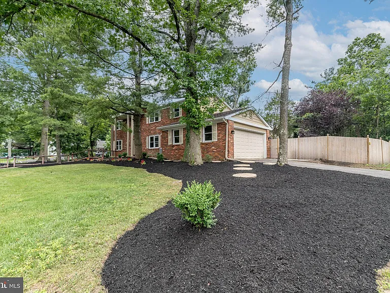 1800 Lark Ln — Photo 4