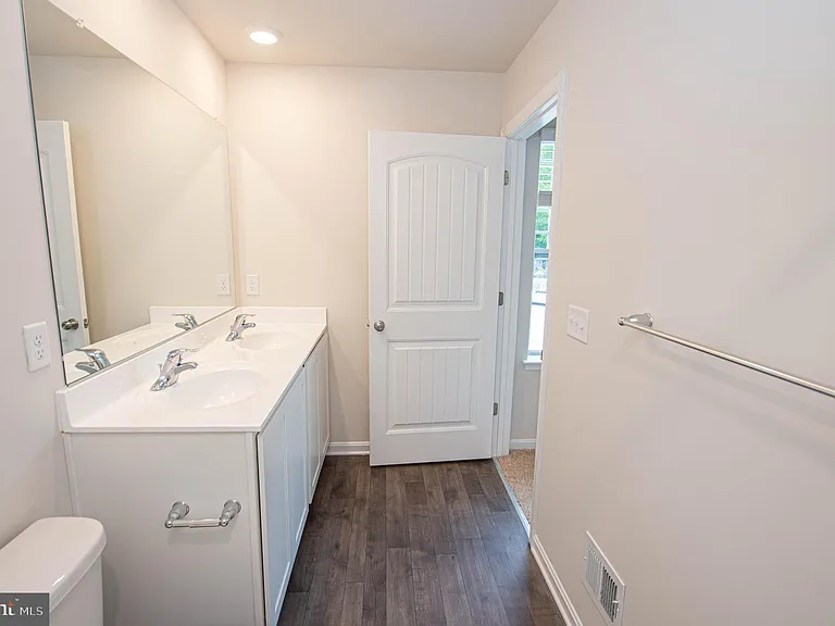 130 Willowtree Ln — Photo 55
