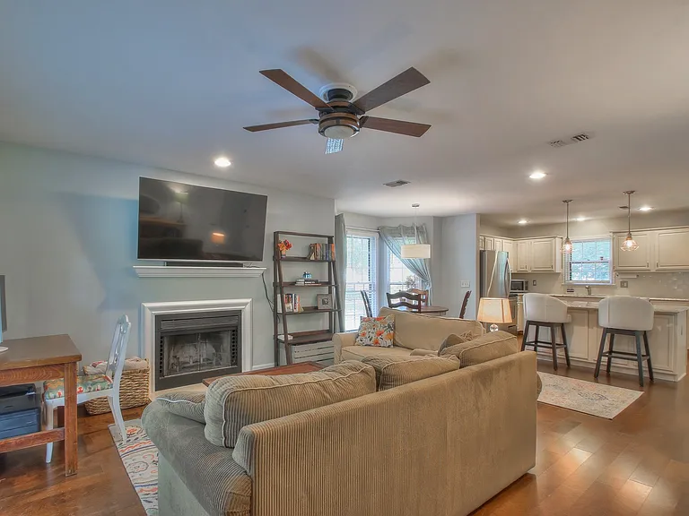 3321 Lealand Ln — Photo 11