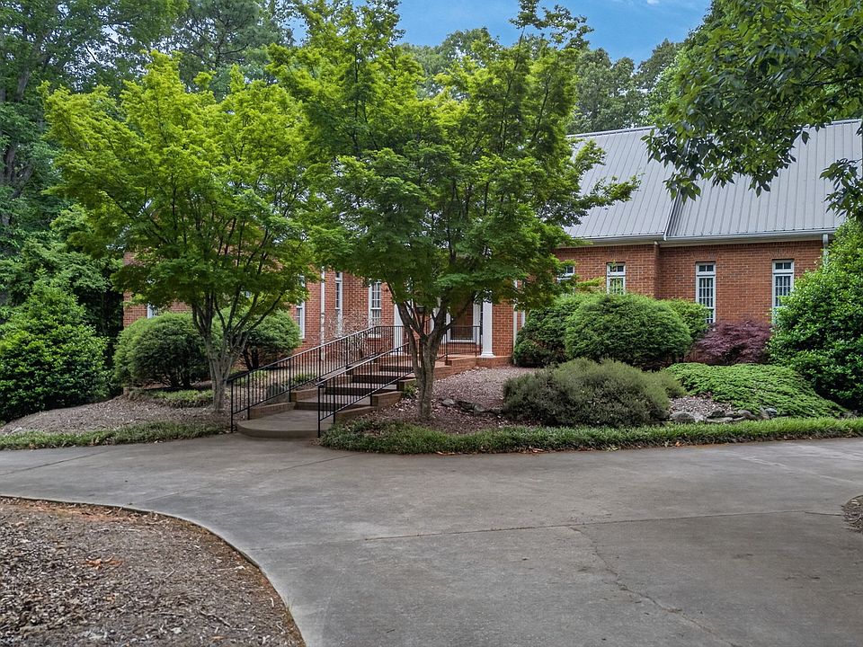1st image of 110 Greystone Dr