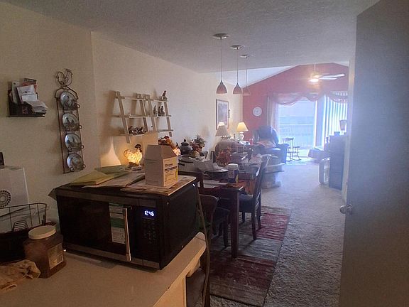 4th image of 914 Meadow Ln