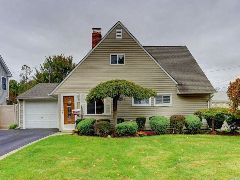 1st image of 228 Elm Dr E