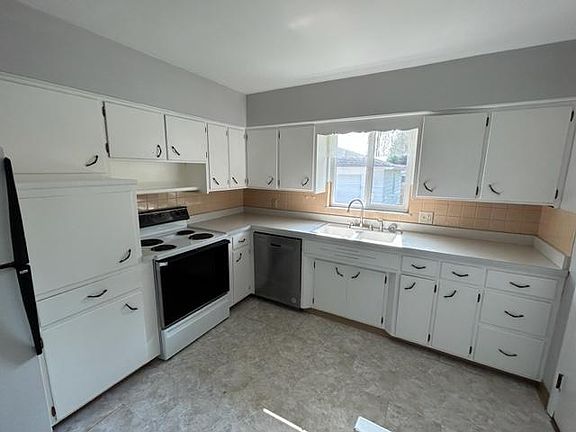 4th image of 3284 Hudson Dr