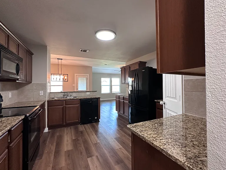 1404 Pampa Grass Dr — Photo 10