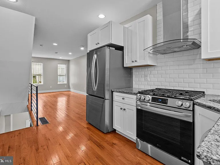 2142 N Percy St — Photo 8