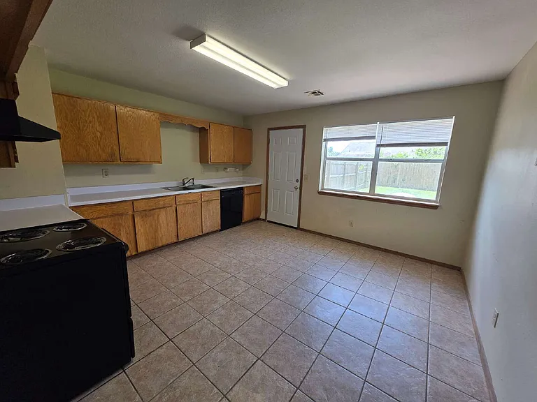 2430 W Gum St — Photo 5