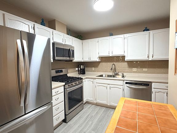 3rd image of 300 E Dundee Rd APT 102A