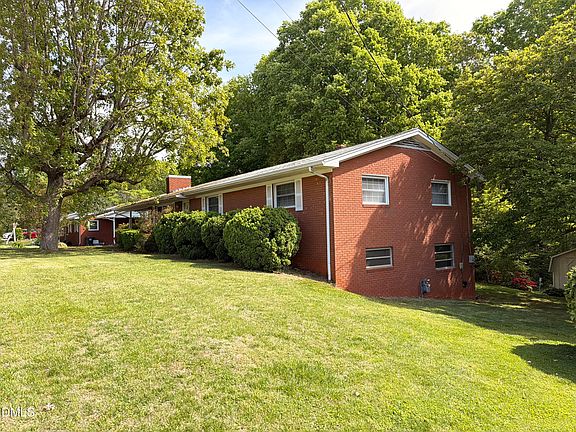 5th image of 583 Steele St