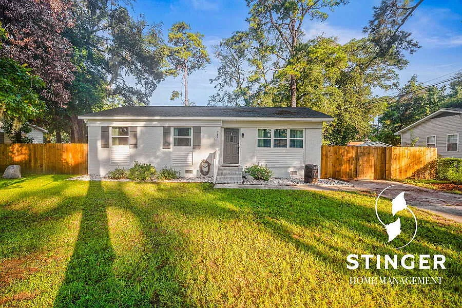 907 Belleview Cir W