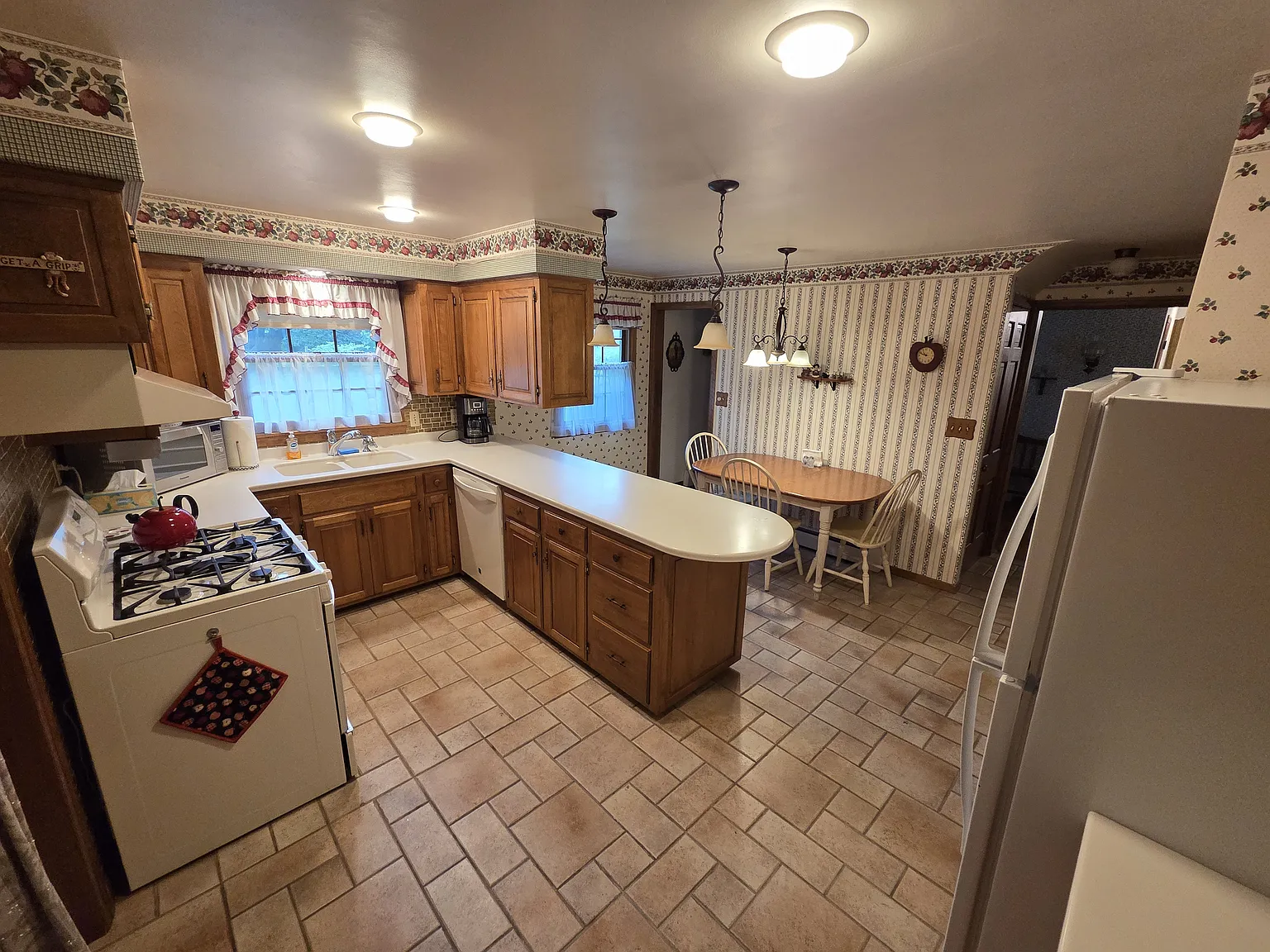 4 bed, 2.5 bath, 2800 sqft, $3,500 — Photo 4