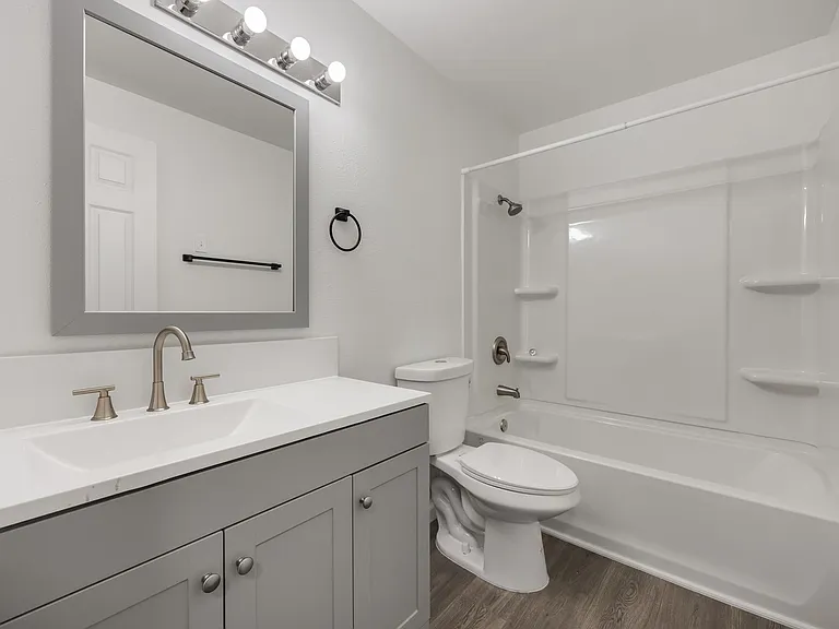 1345 N Devon Ave — Photo 18