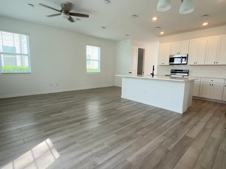 815 Longboat Dr — Photo 6