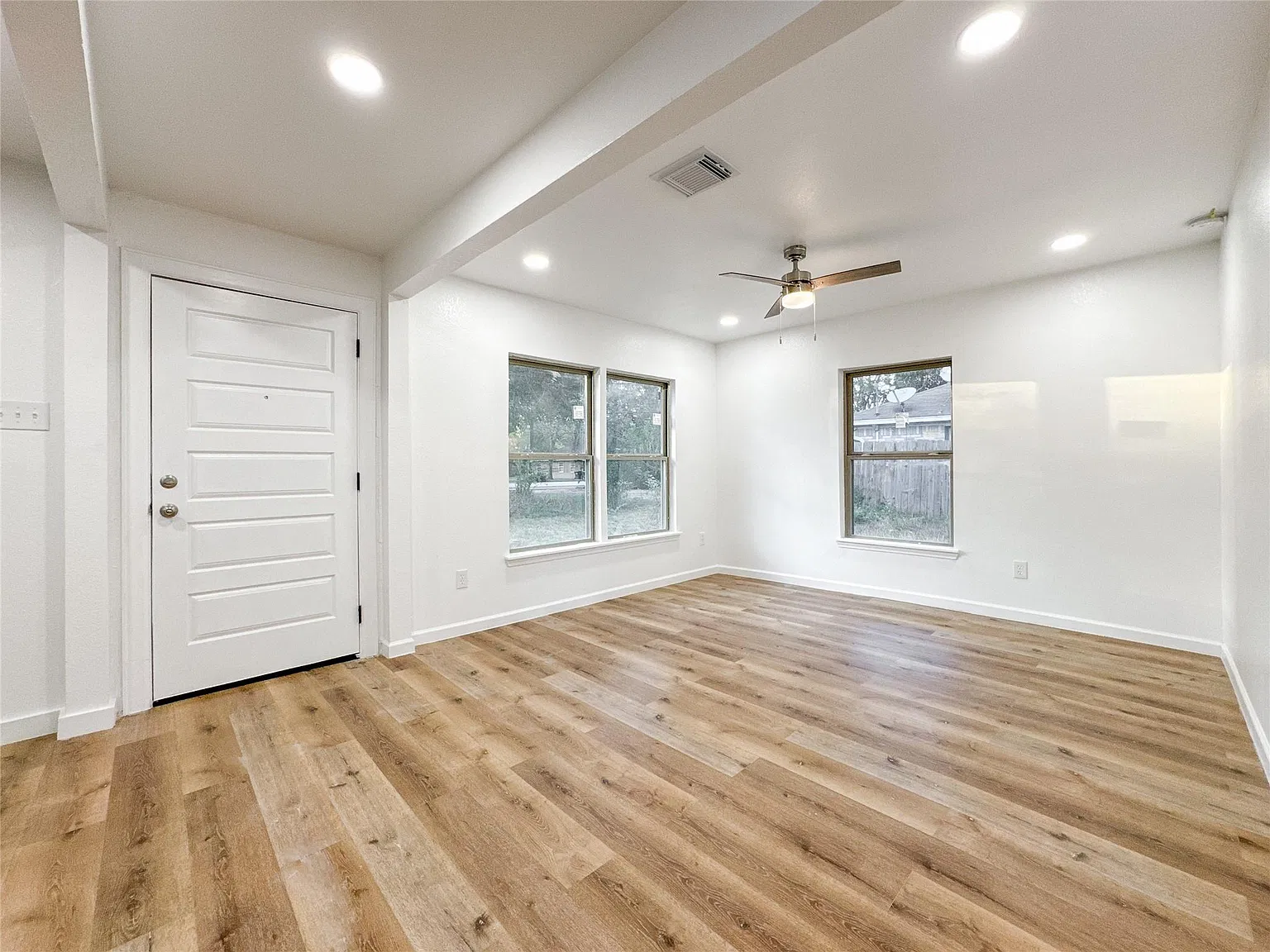 3 bed, 2.0 bath, 999 sqft, $1,450 — Photo 2