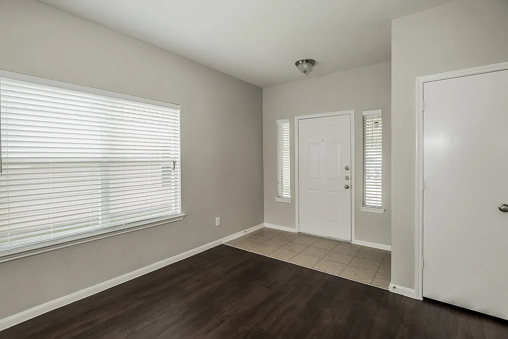 3 bed, 2.5 bath, 1850 sqft, $1,985 — Photo 3