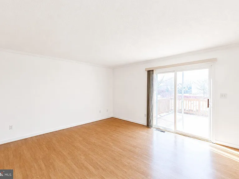 304 Chatham Sq — Photo 10