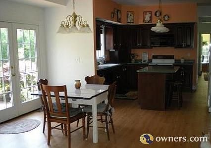 eat-in kitchen w/new flooring.