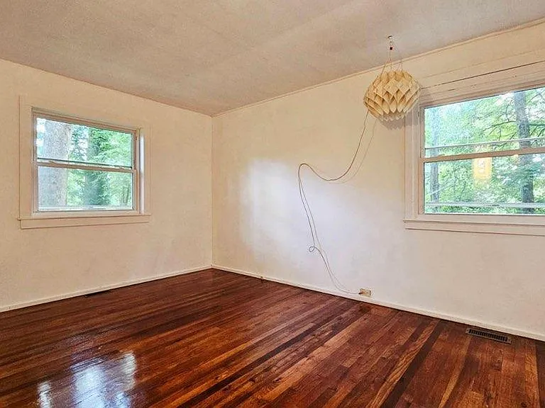 313 W Outer Dr — Photo 6