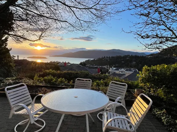 5436 Westhaven Pl, West Vancouver, BC V7W 3G1