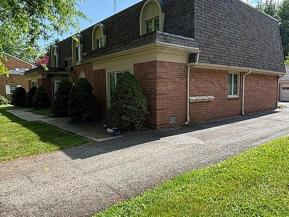 2402 Rockspring Rd, Toledo, OH 43614
