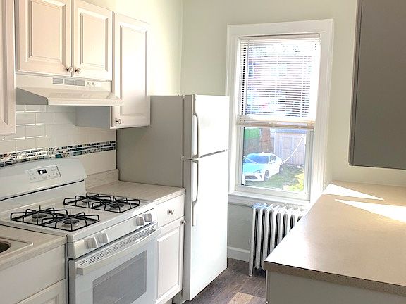 2nd image of 3418 Crescent St Floor 1