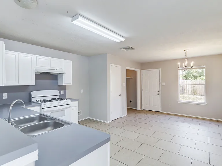 7519 Kennemer Dr — Photo 1