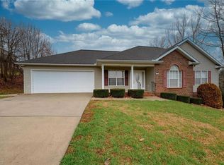 3806 Pineknoll Dr, Hickory, NC 28602