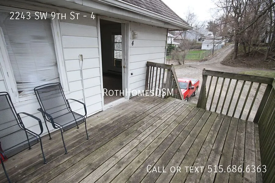 Upstairs Studio/Efficiency in 4 plex On Busline Near Downtown — Photo 2