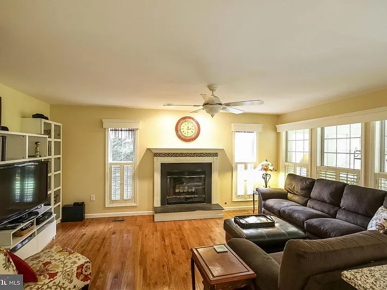 14 Meade Ct — Photo 2