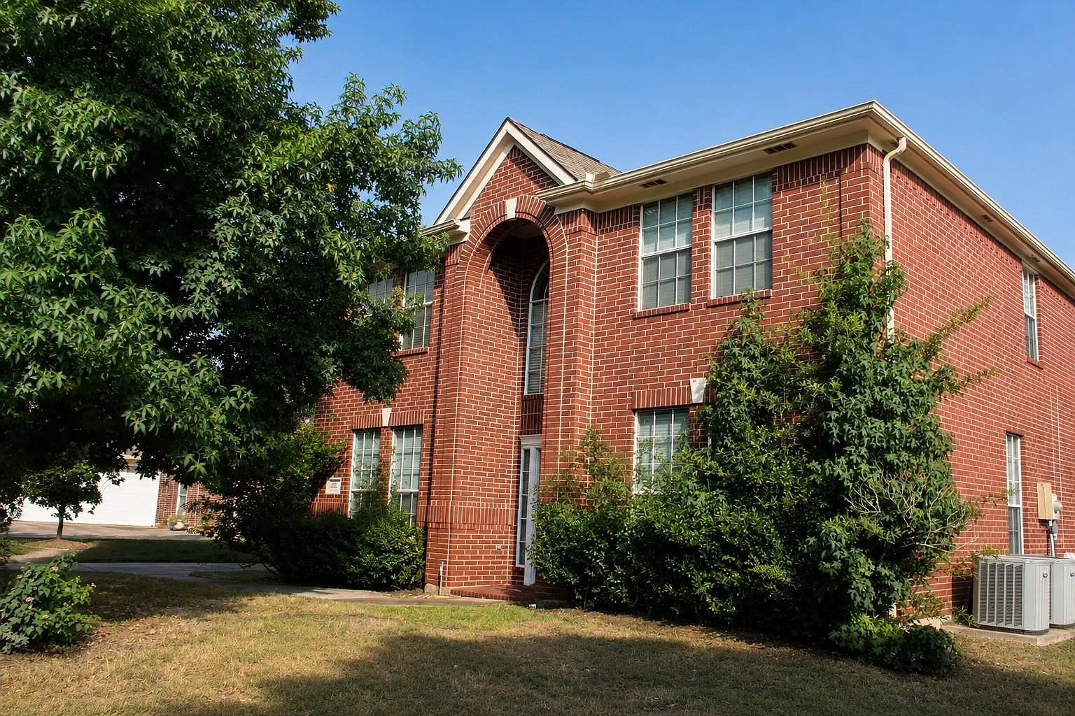 4 bed, 2.5 bath, 2482 sqft, $2,600 — Photo 3