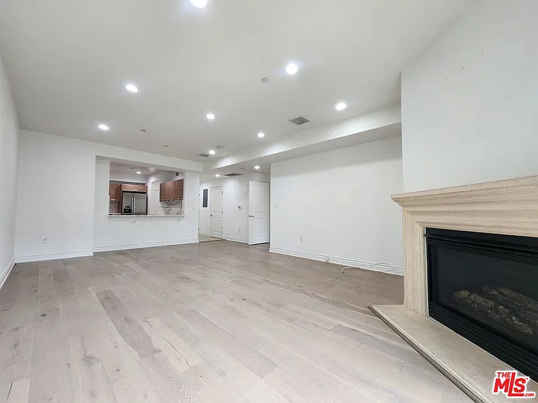 147 S Doheny Dr — Photo 12