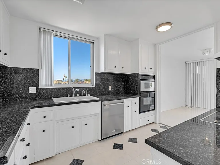 5301 Balboa Blvd — Photo 15