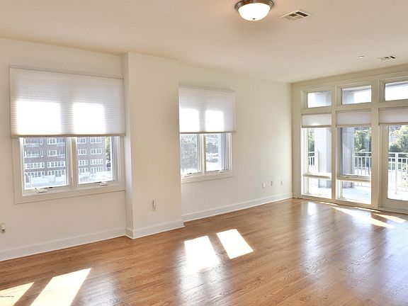 2nd image of 90 Bay Street Lndg APT 3D