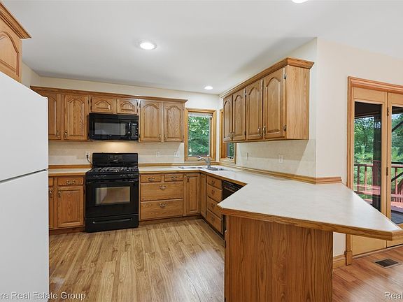 5th image of 8636 Hidden Lake Dr
