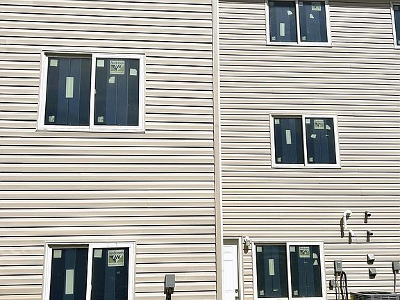 3rd image of 472 Thornycroft Ave