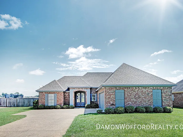 142 Lakeway Dr — Photo 2