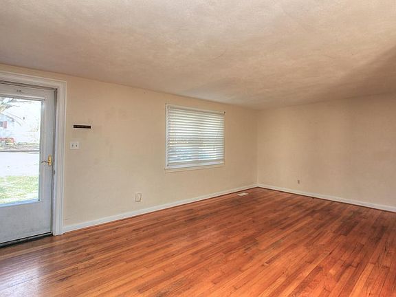 4th image of 2121 Crescent Club Dr