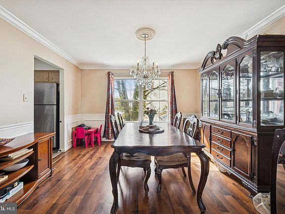 3rd image of 520 Springfield Rd