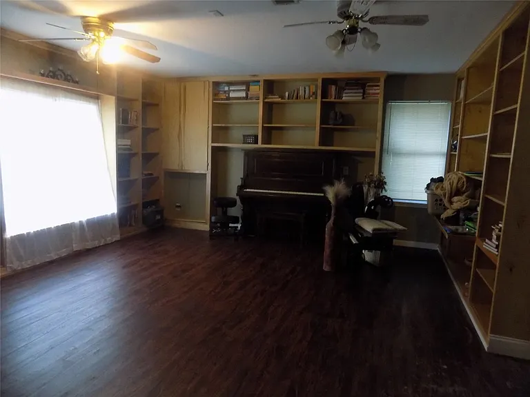 209 Oak Crest Ln — Photo 10