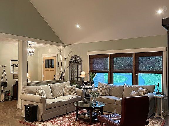 4th image of 9 Gravel Hill Ln