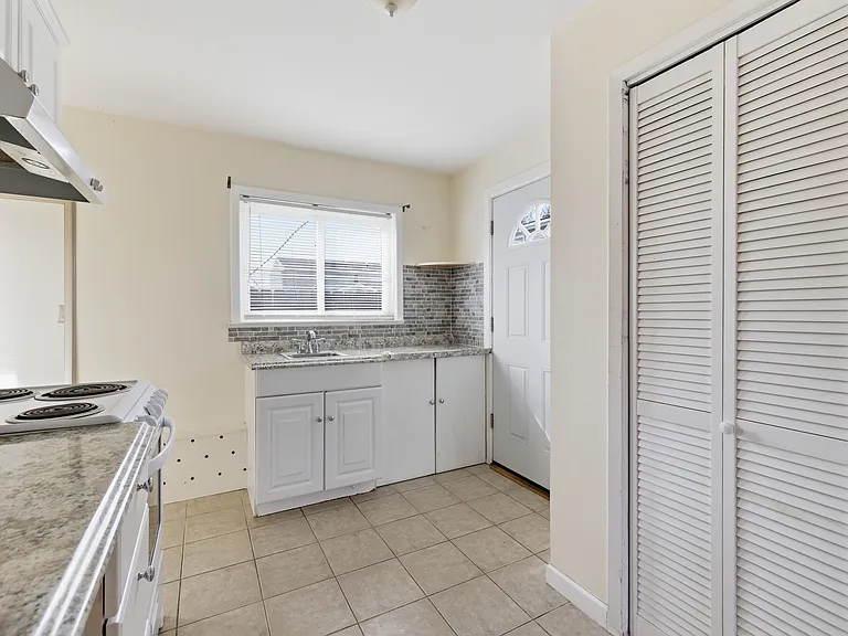 2420 Bennett Ave #1C — Photo 4