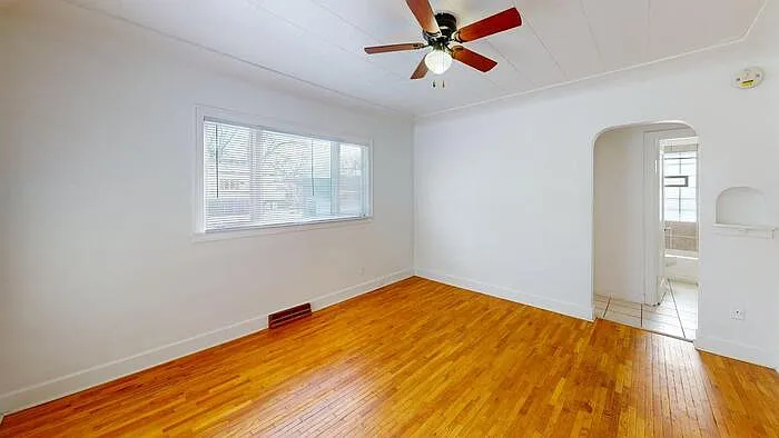 411 W Bowen Ave — Photo 7