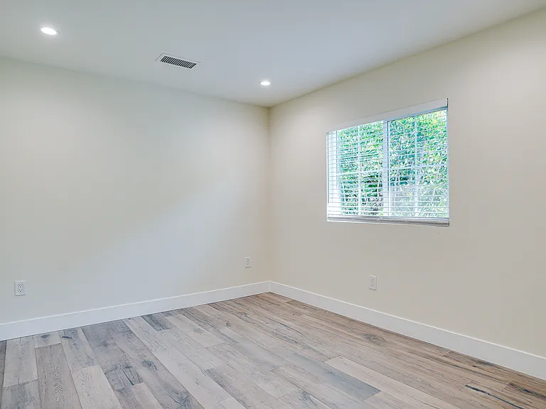 3938 S Victoria Ave — Photo 20