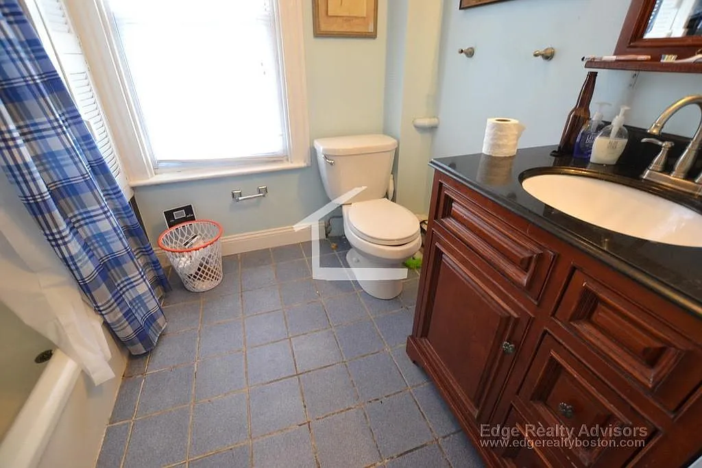 6 bed, 2.5 bath, 2500 sqft, $6,500 — Photo 3