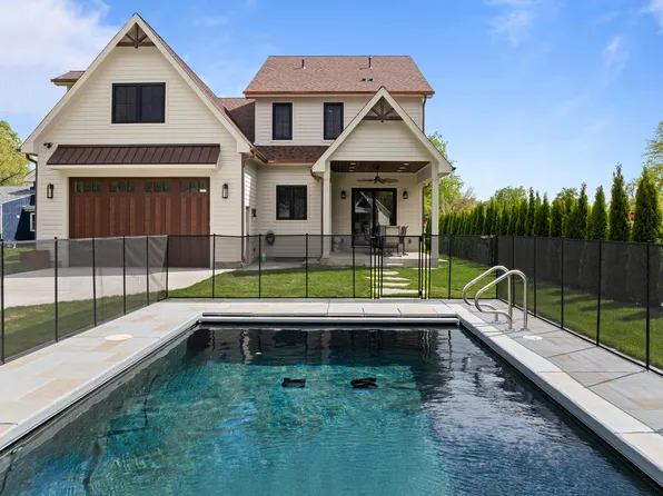 833 Wisconsin St, Lake Geneva, WI 53147