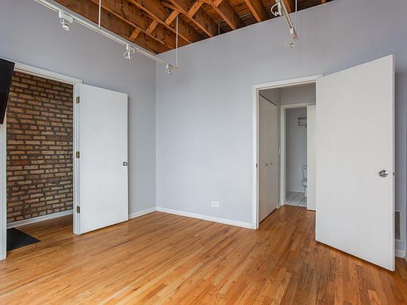 3rd image of 2943 N Lincoln Ave APT 207