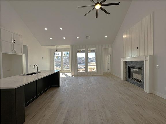 4th image of 15905 Palermo Dr