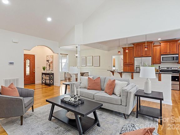 5th image of 722 Chestnut Trl #16