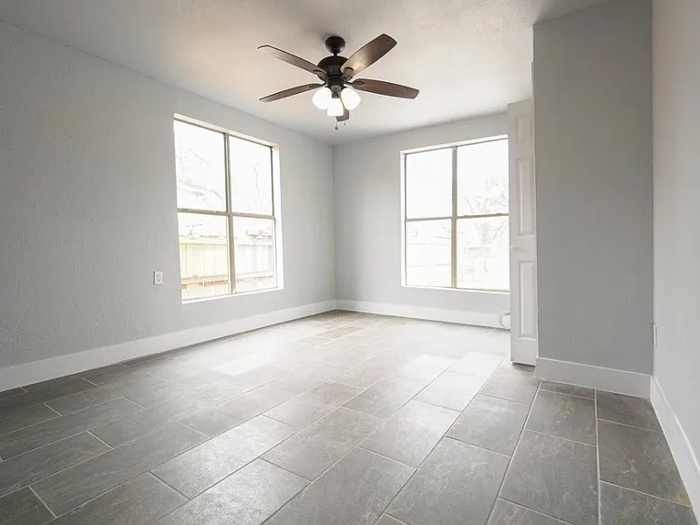 1139 Morales St — Photo 14