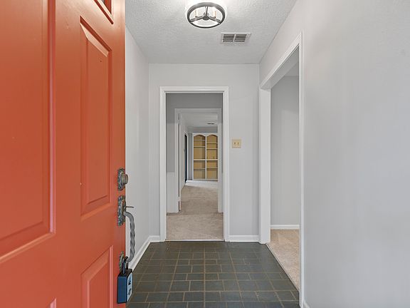 4th image of 10 Ivy Cir